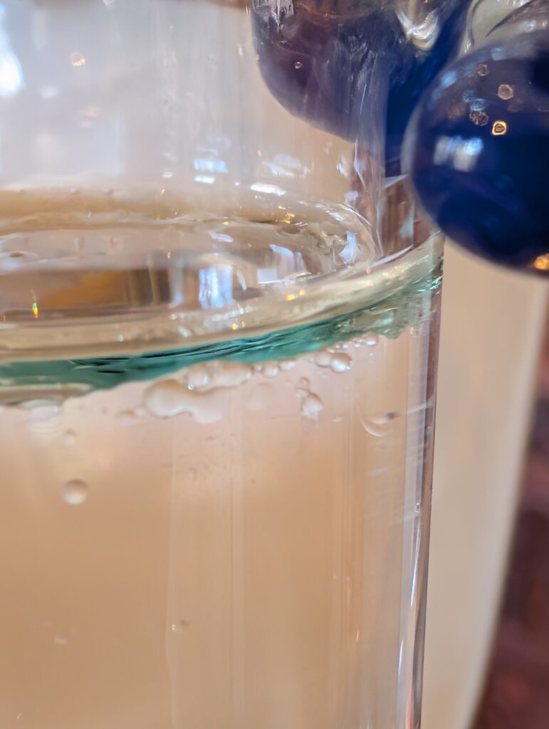 蒸留器セパレーター内のヨモギ精油